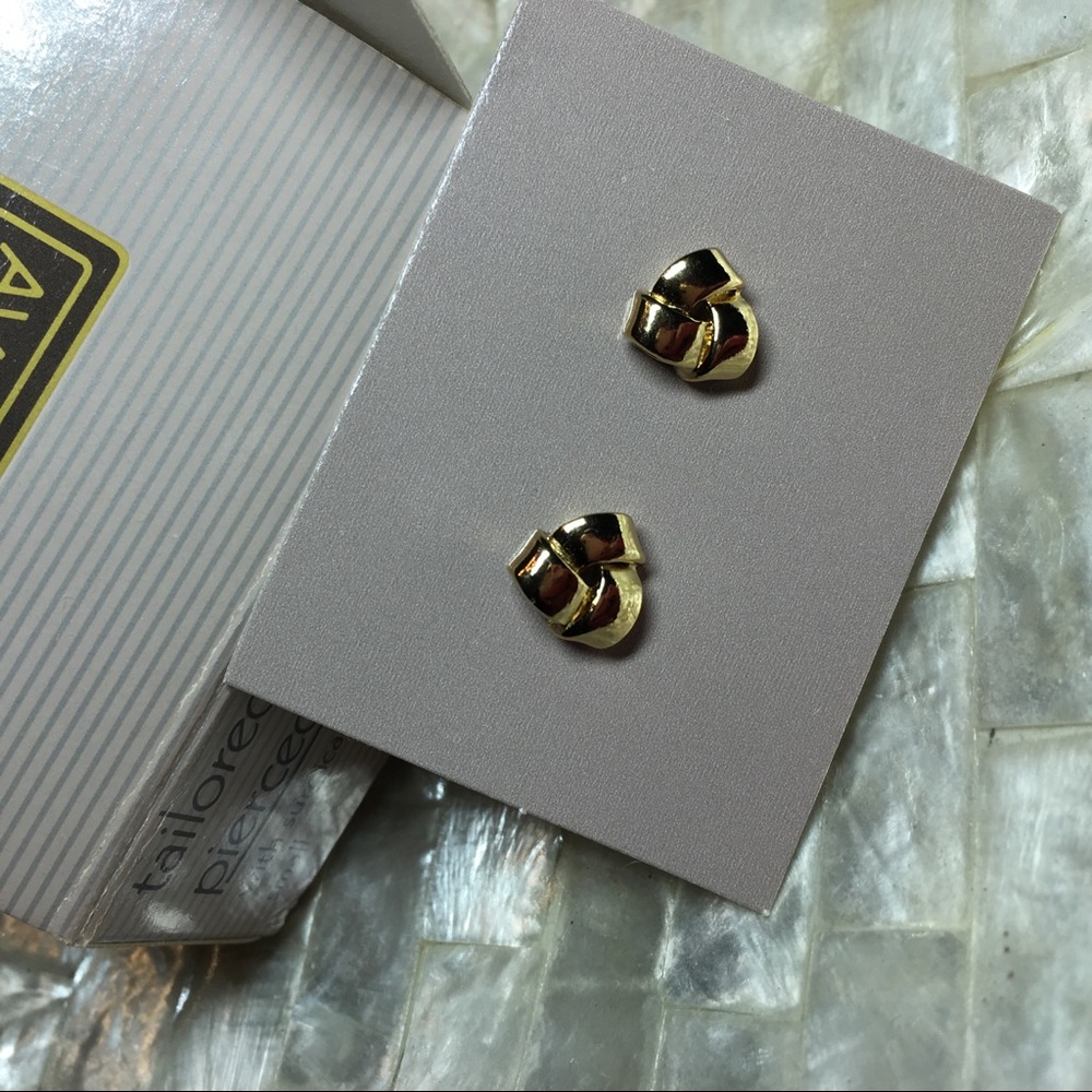 NIB Avon vintage ‘89 gold Tailored knot earrings